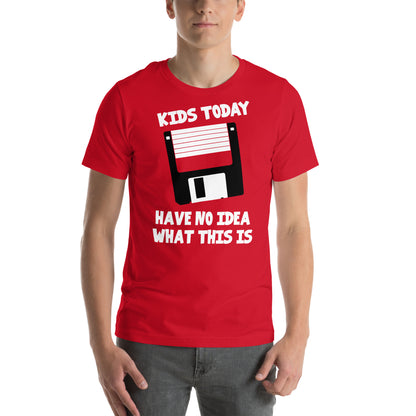 hombre con camiseta kids today disquete roja