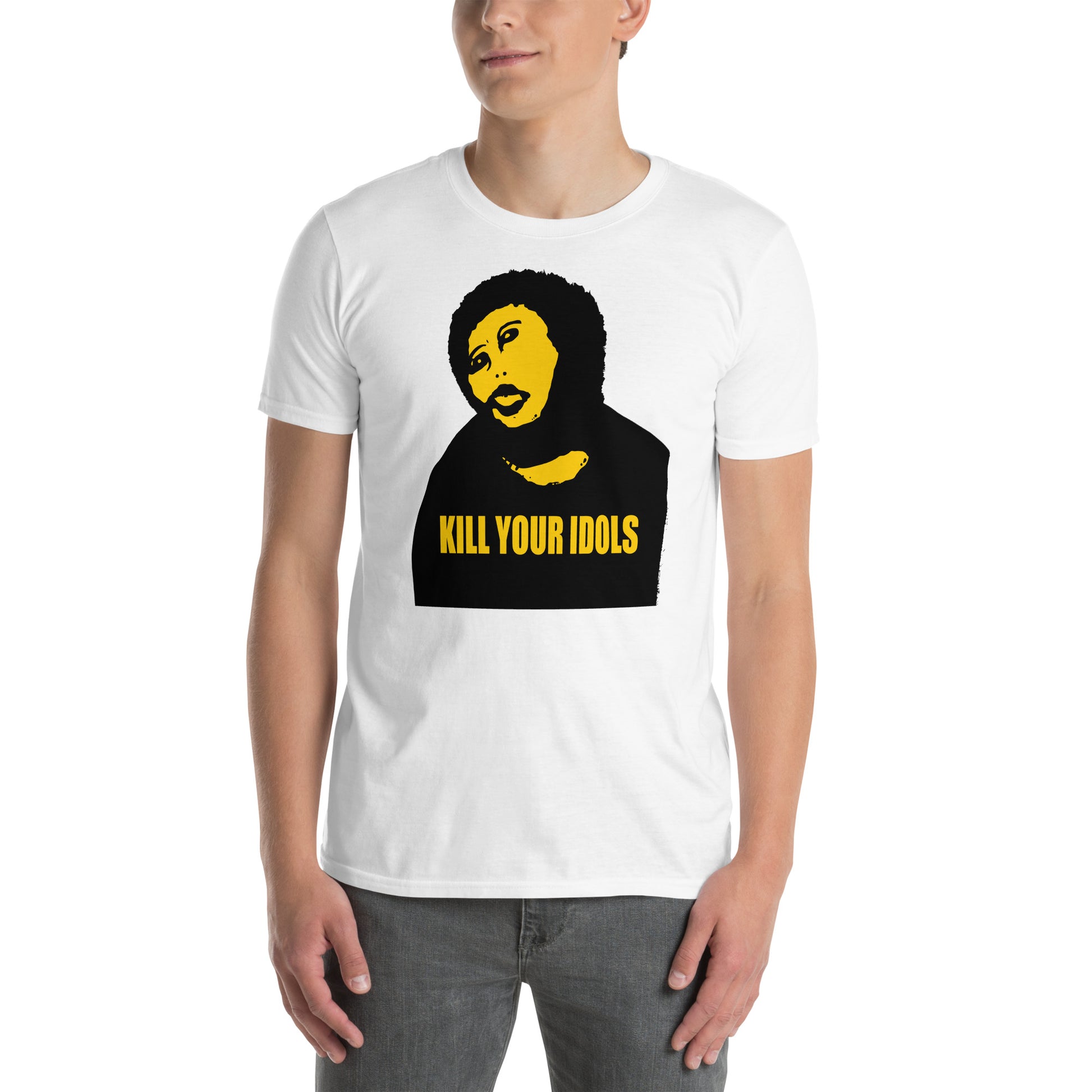 hombre con camiseta kill your idols ecce homo de borja en color blanco