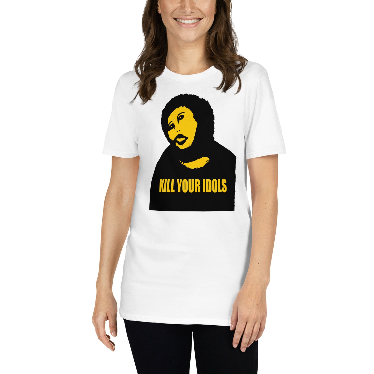 mujer con camiseta kill your idols ecce homo de borja en color blanco