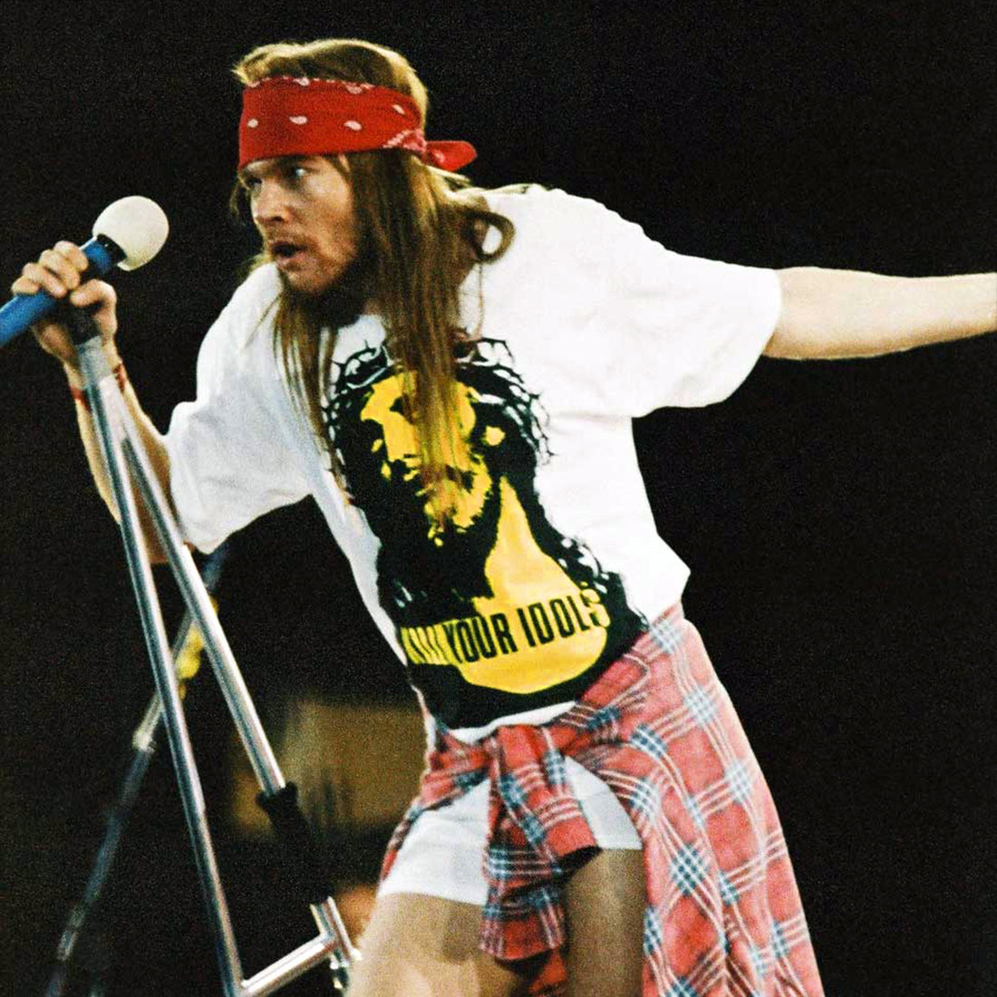 axl rose de guns n roses con camiseta kill your idols jesus blanca