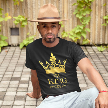 hombre con camiseta king en color negro