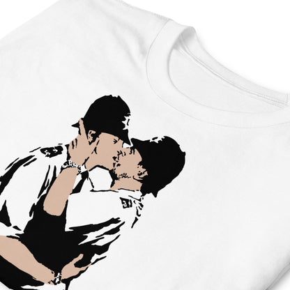 detalle de camiseta kissing coppers banksy blanca