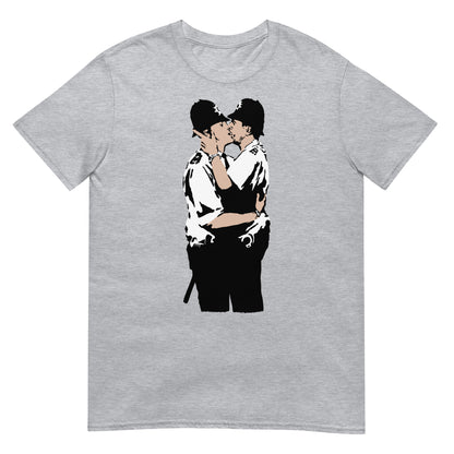 camiseta kissing coppers banksy gris