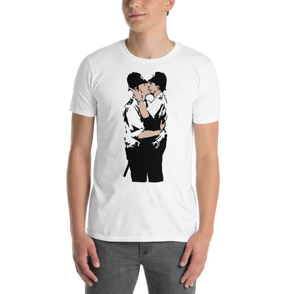 hombre con camiseta kissing coppers banksy blanca
