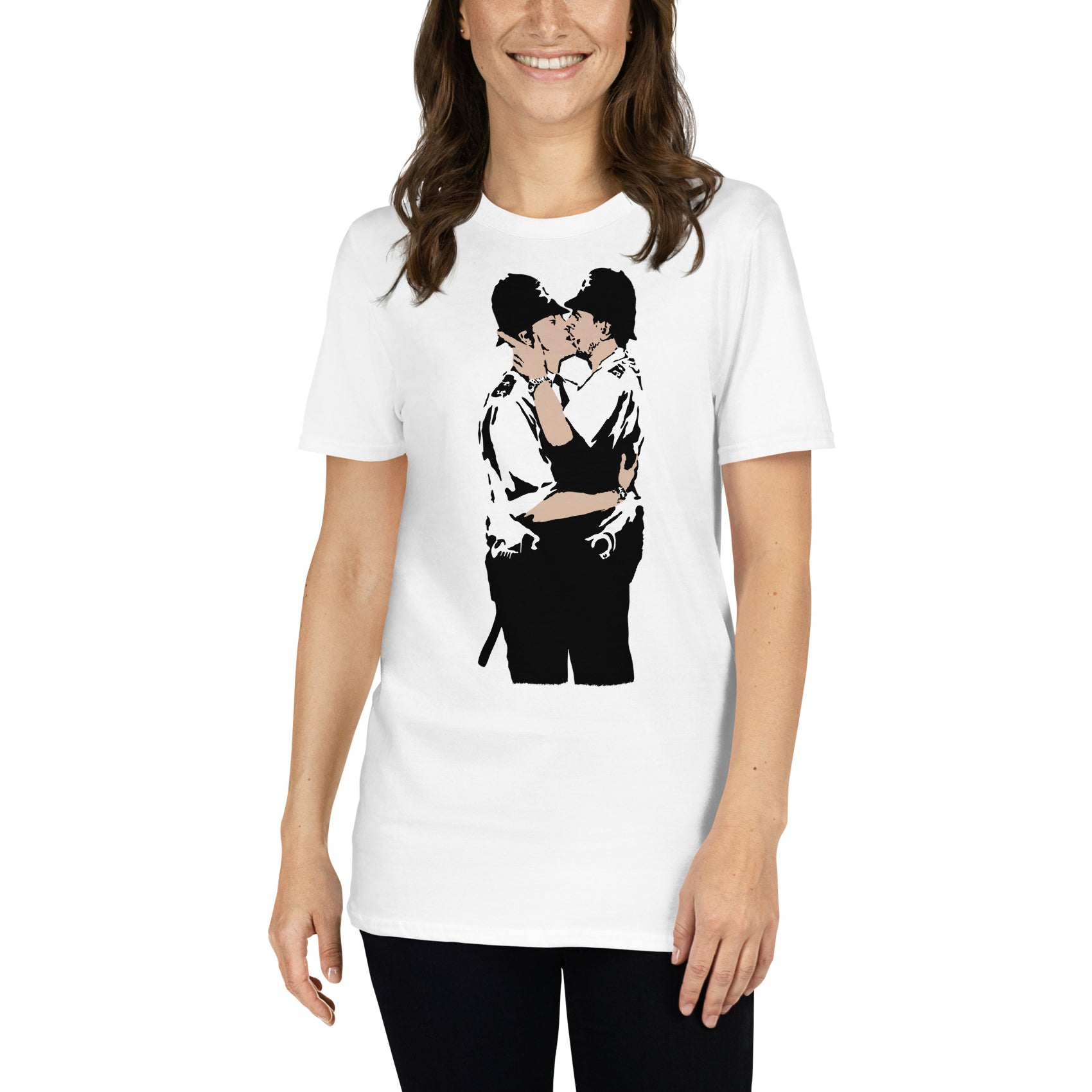 mujer con camiseta kissing coppers banksy blanca