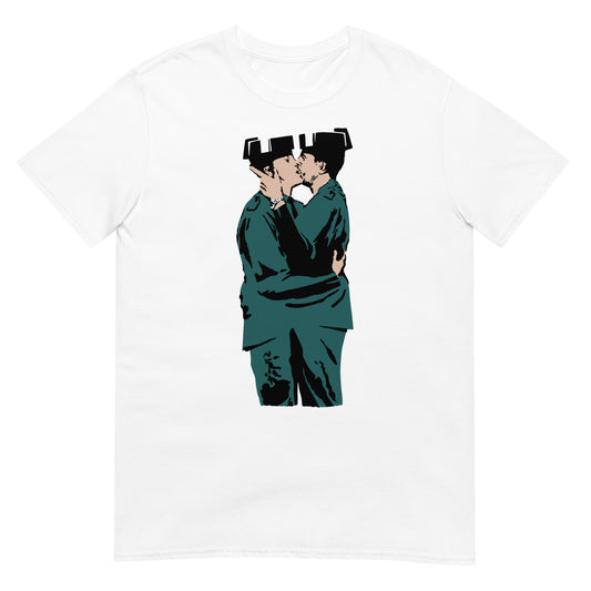 camiseta kissing coppers banksy guardias civiles blanca