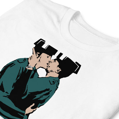 detalle de camiseta kissing coppers banksy guardias civiles blanca