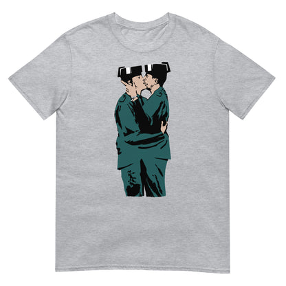 camiseta kissing coppers banksy guardias civiles gris