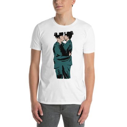 hombre con camiseta kissing coppers banksy guardias civiles blanca