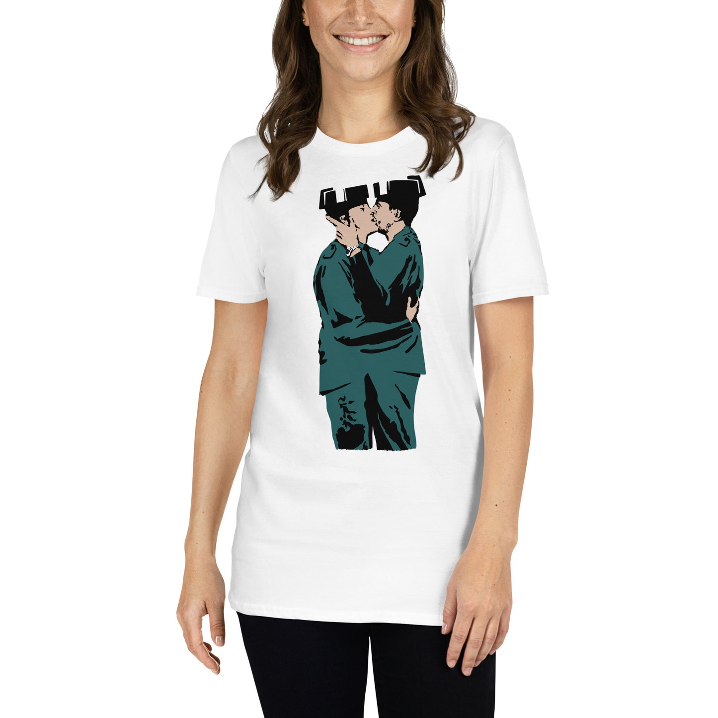 mujer con camiseta kissing coppers banksy guardias civiles blanca