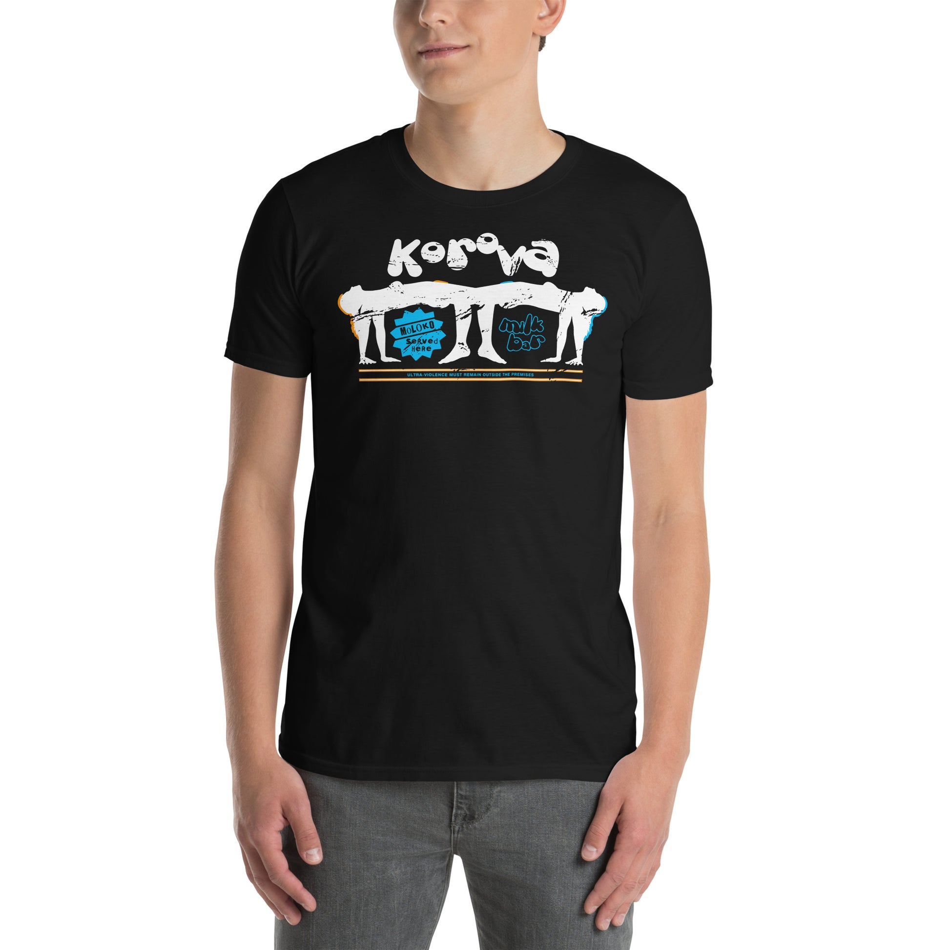 hombre con camiseta korova milk bar la naranja mecanica negra