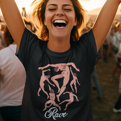 mujer con camiseta la danza rave negra