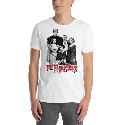 hombre con camiseta la familia monster blanca