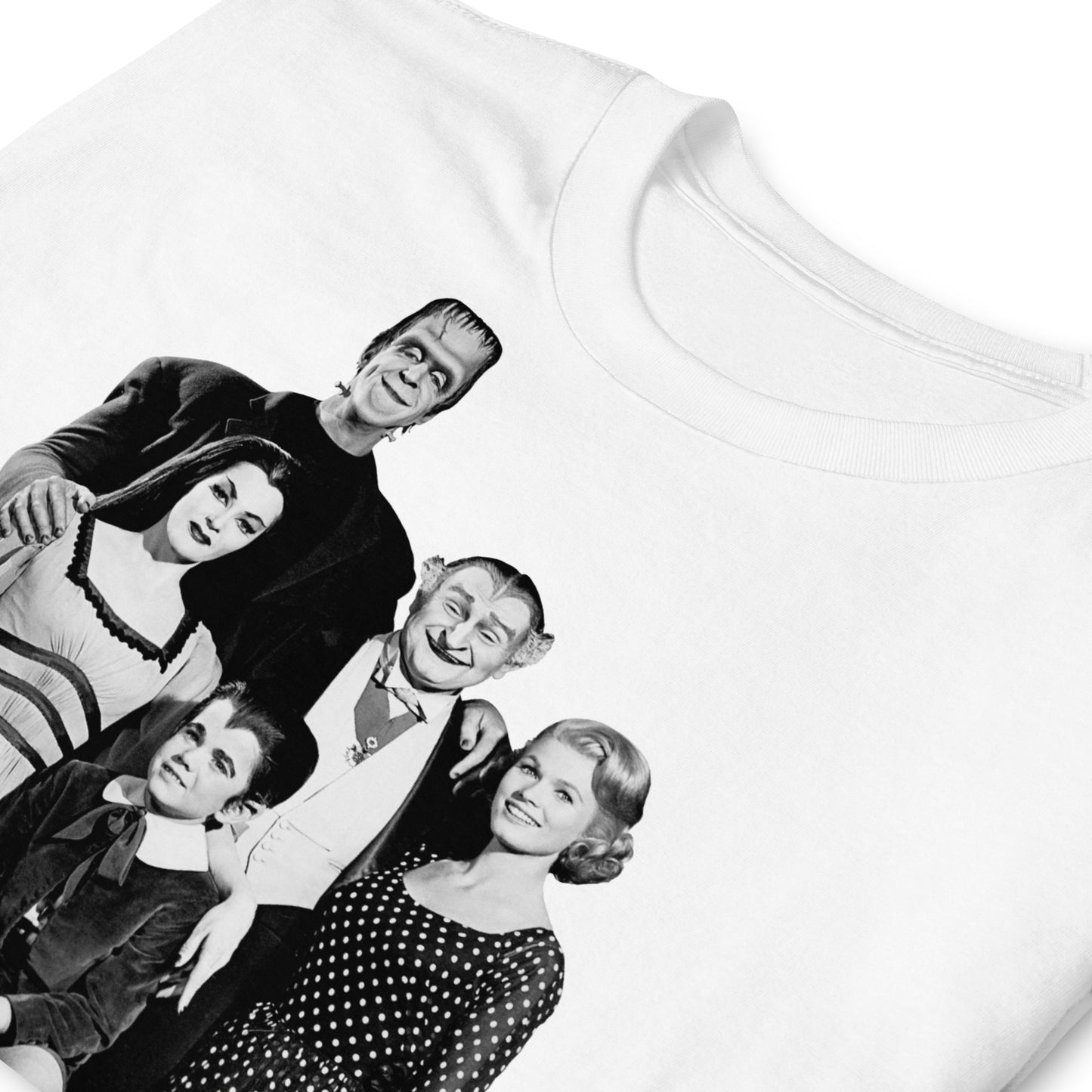 detalle de camiseta la familia monster retro blanca
