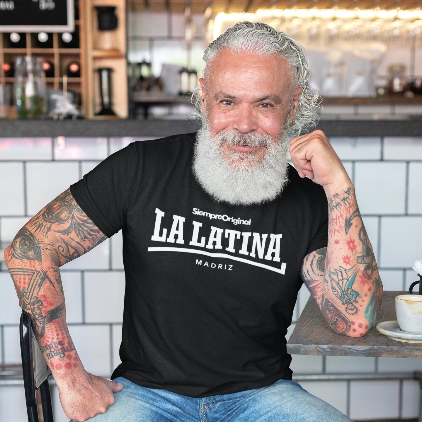hombre con camiseta la latina madrid negra