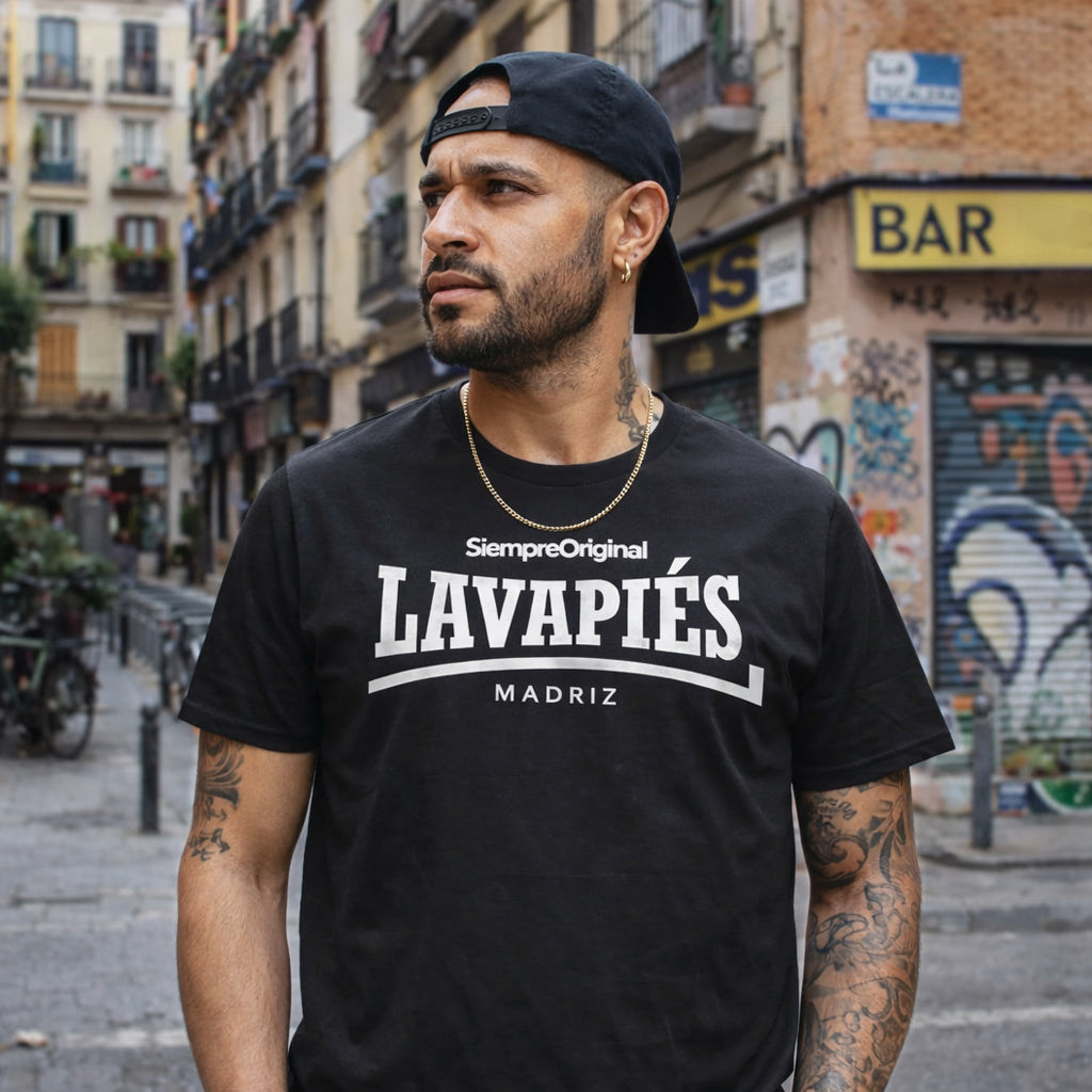 hombre con camiseta lavapies madrid negra