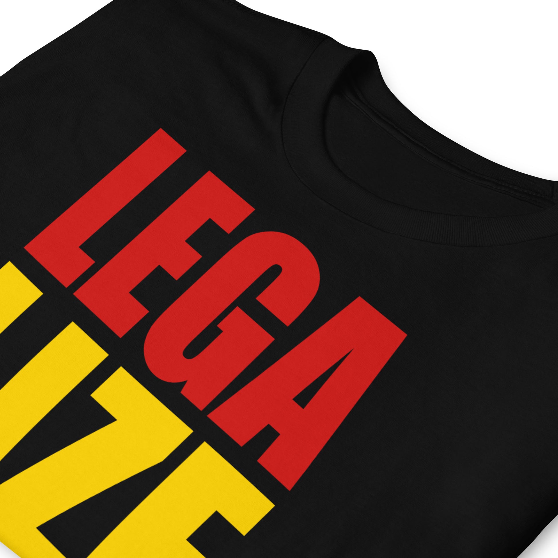 detalle de camiseta legalize it reggae rasta negra