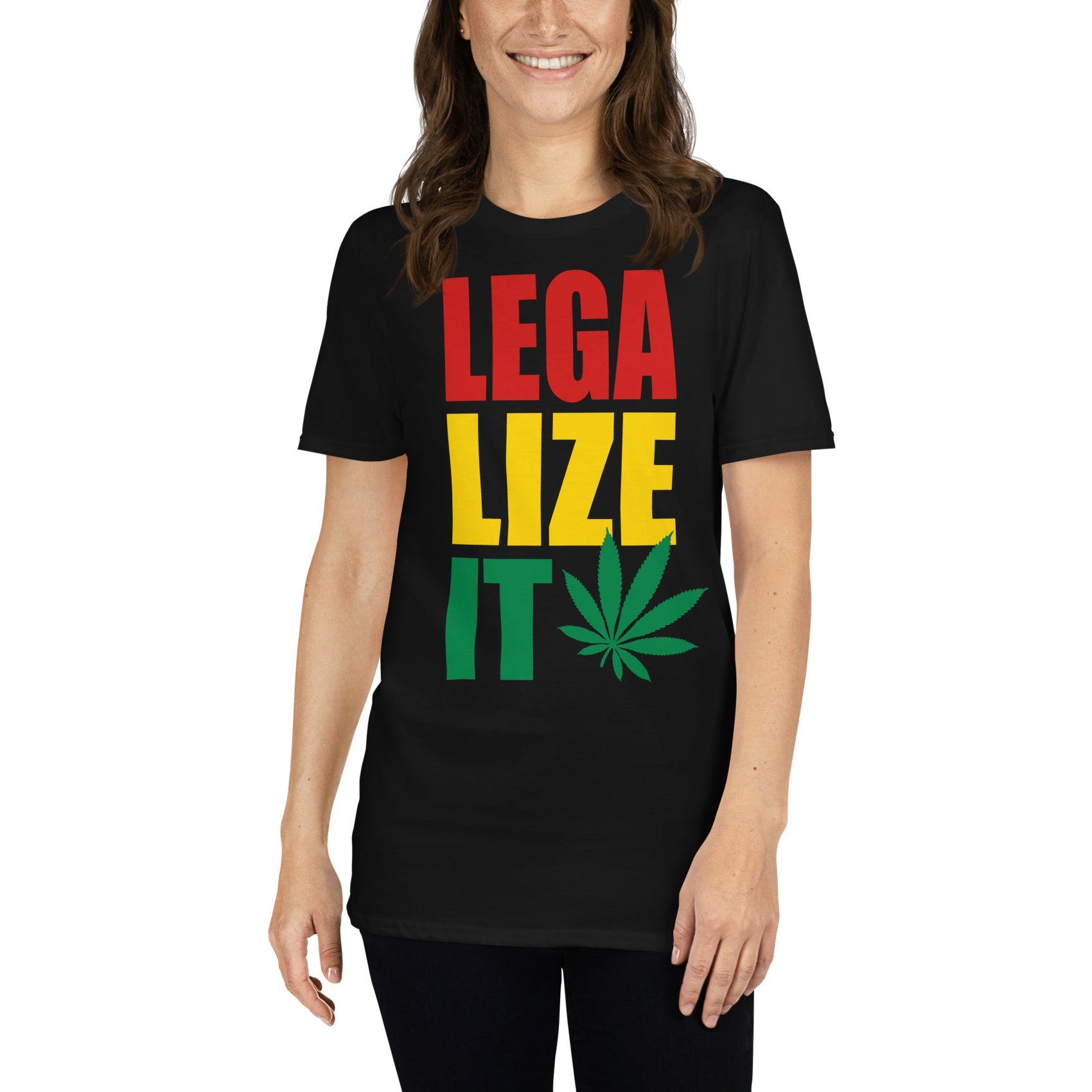 mujer con camiseta legalize it reggae rasta negra