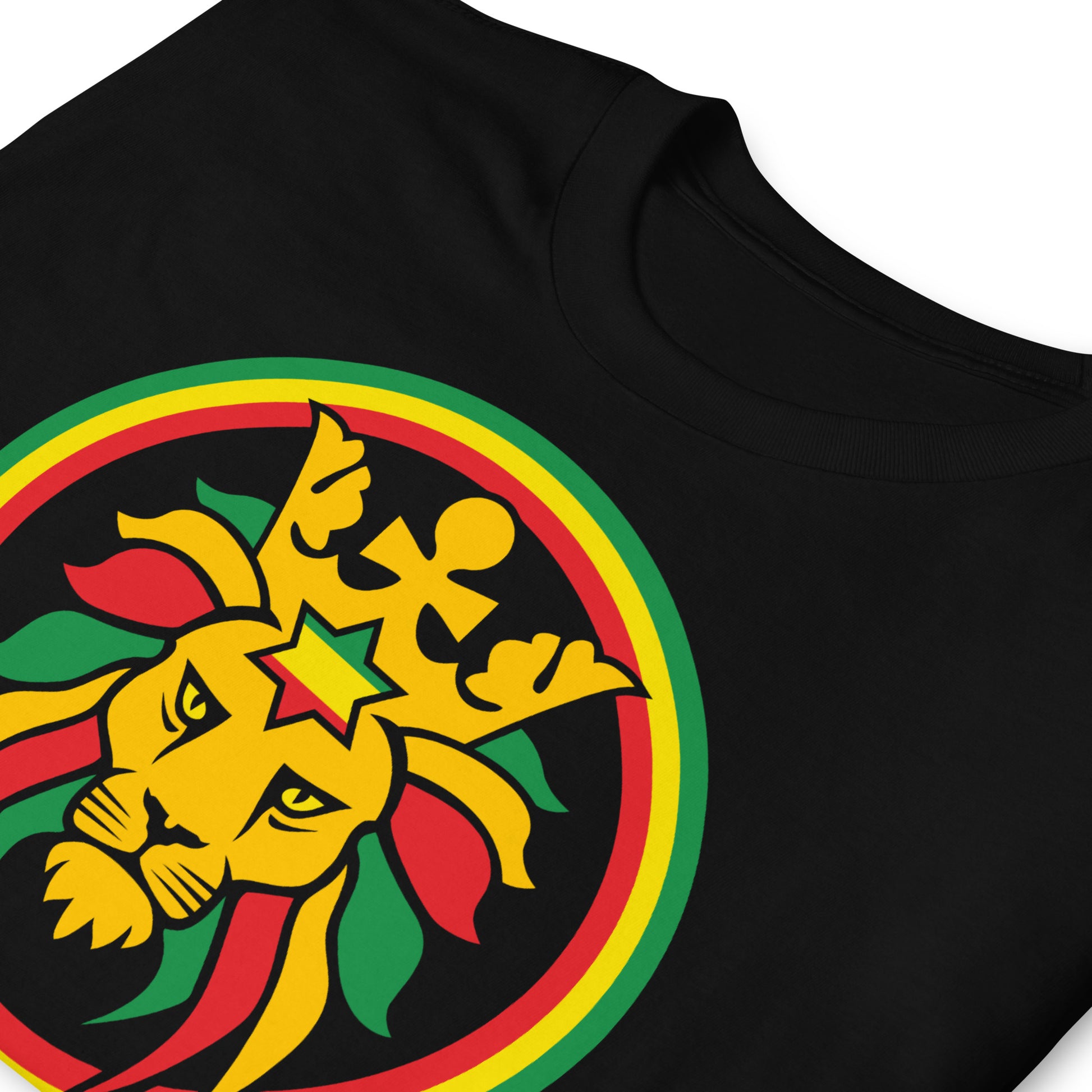detalle de camiseta leon de juda rasta negra