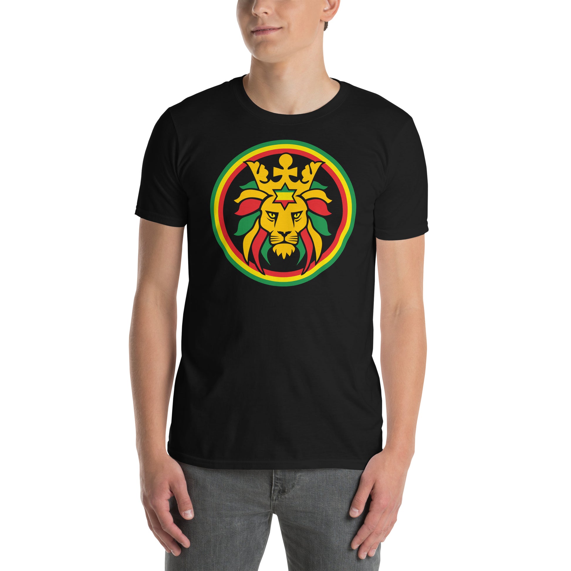 hombre con camiseta leon de juda reggae negra