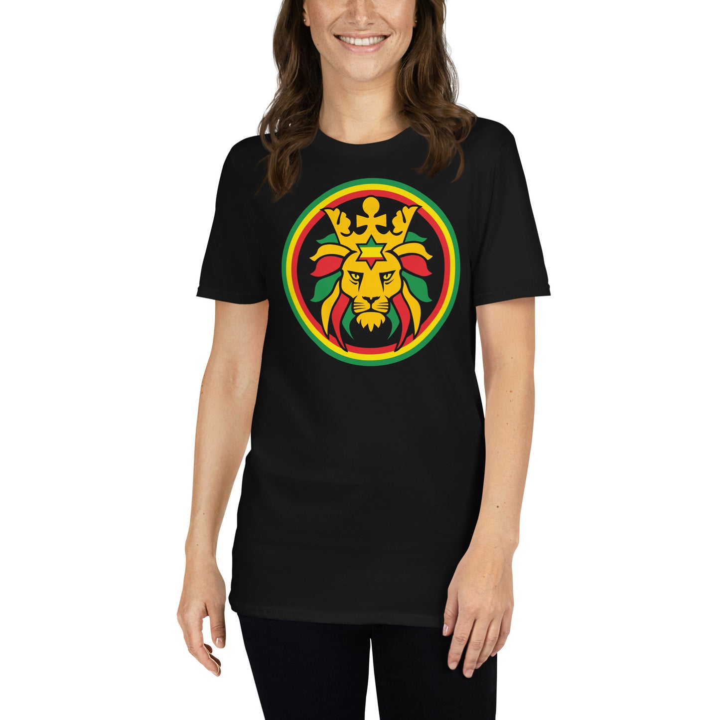 mujer con camiseta leon de juda reggae negra