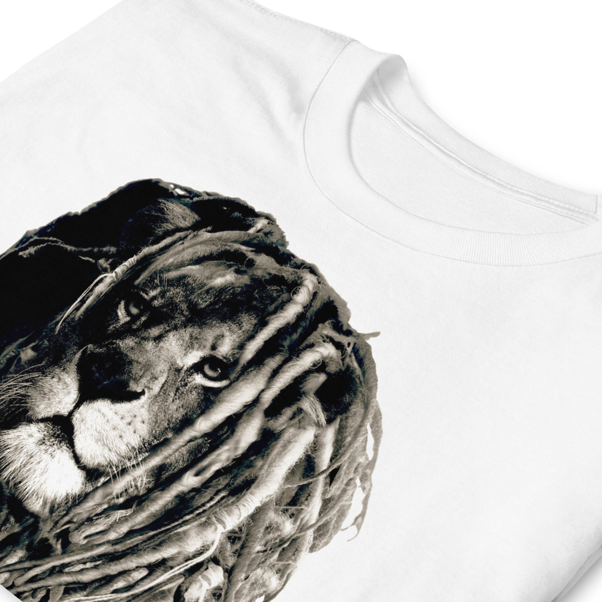 detalle de camiseta leon rasta reggae blanca