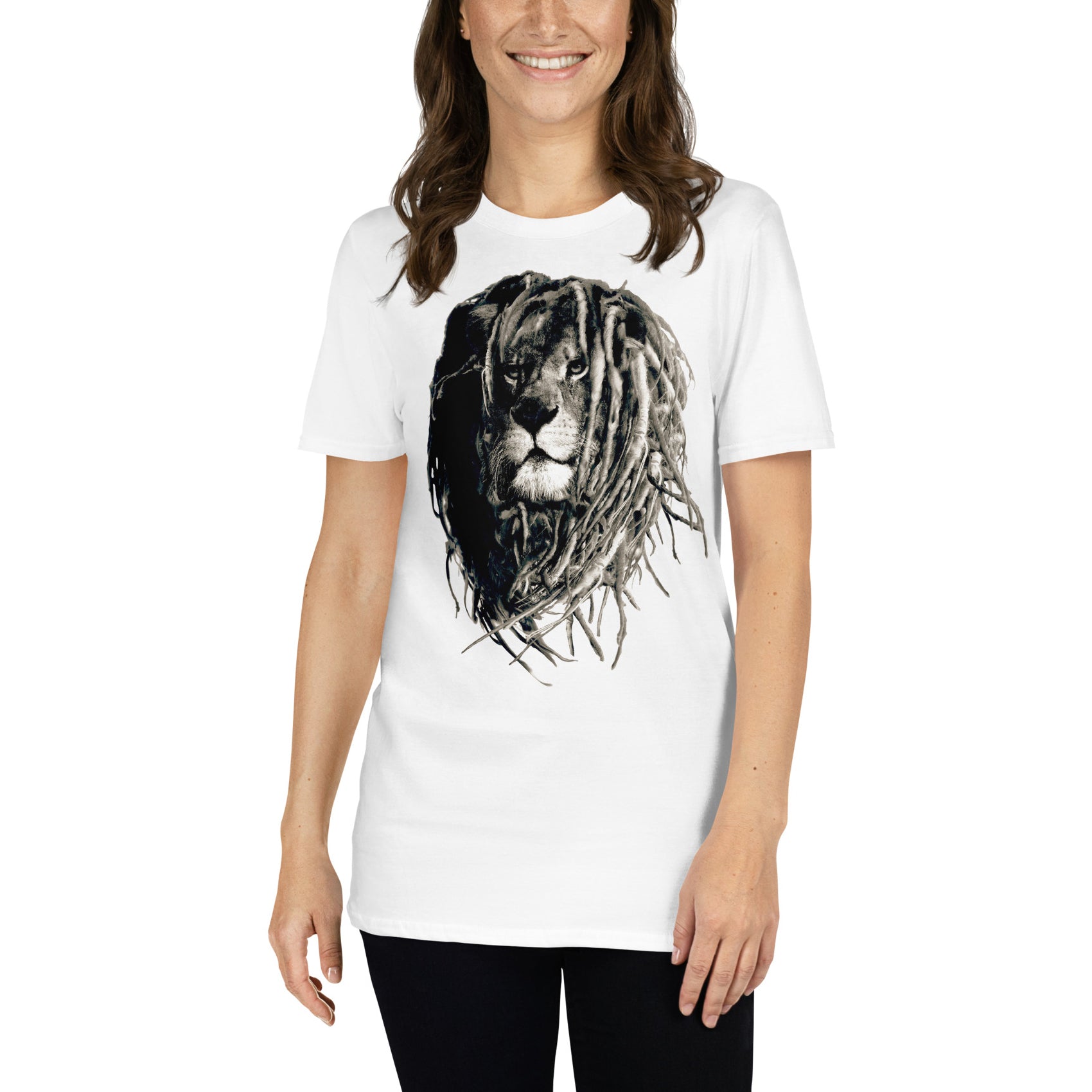 mujer con camiseta leon rasta reggae blanca