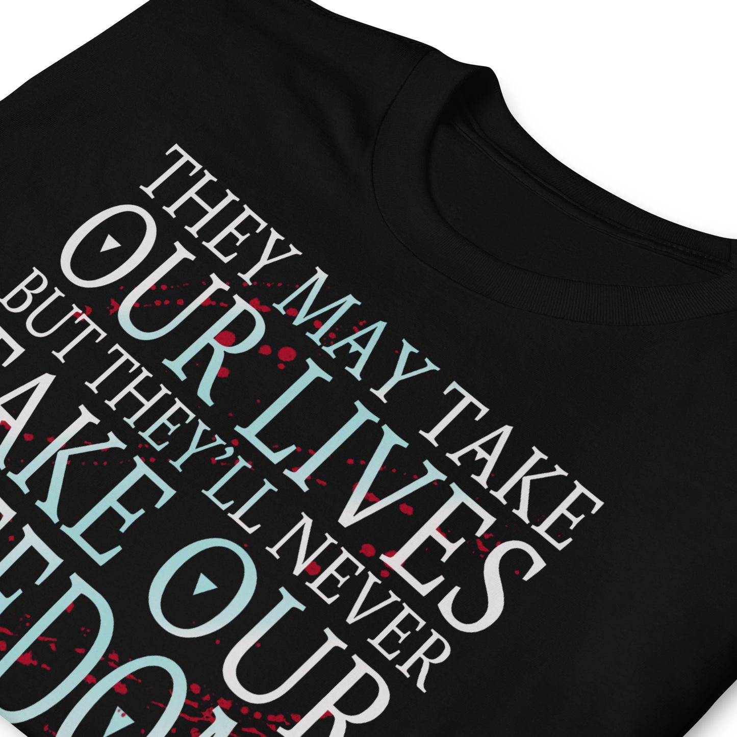 detalle de camiseta frase libertad braveheart negra