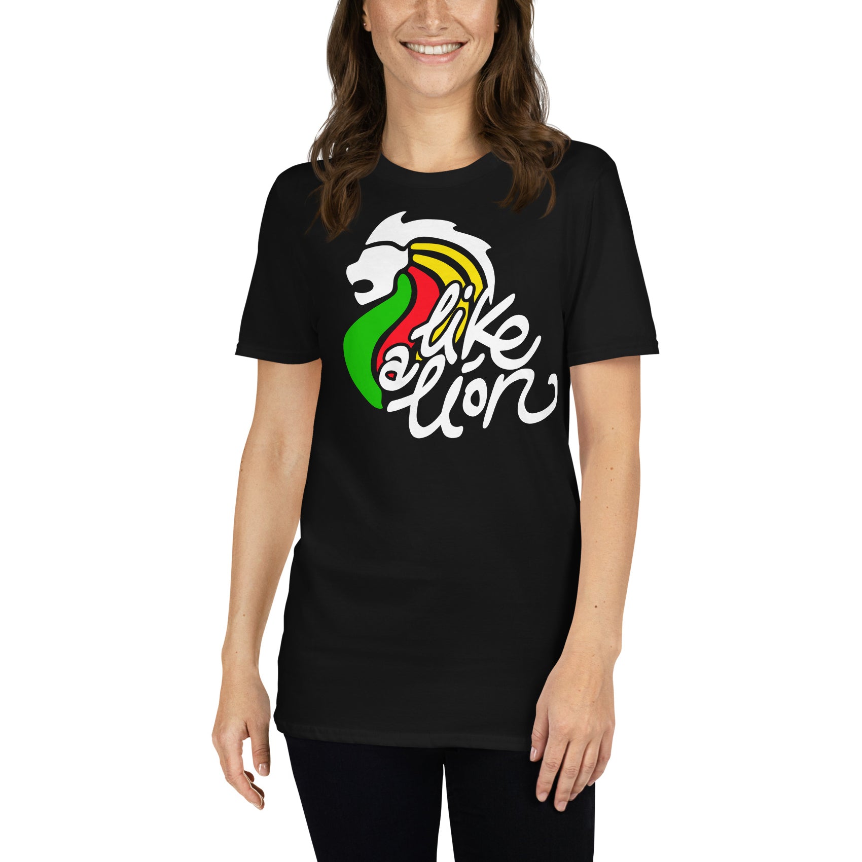 mujer con camiseta like a lion reggae negra