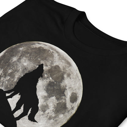 detalle de camiseta lobo y luna llena negra