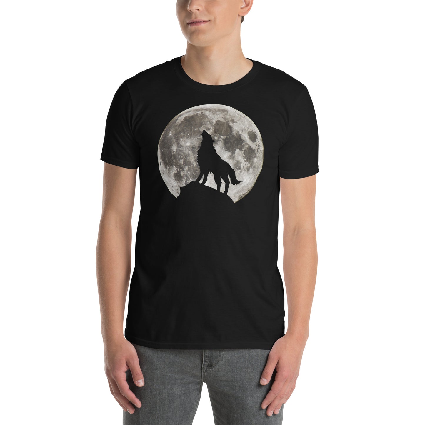 hombre con camiseta lobo y luna llena negra