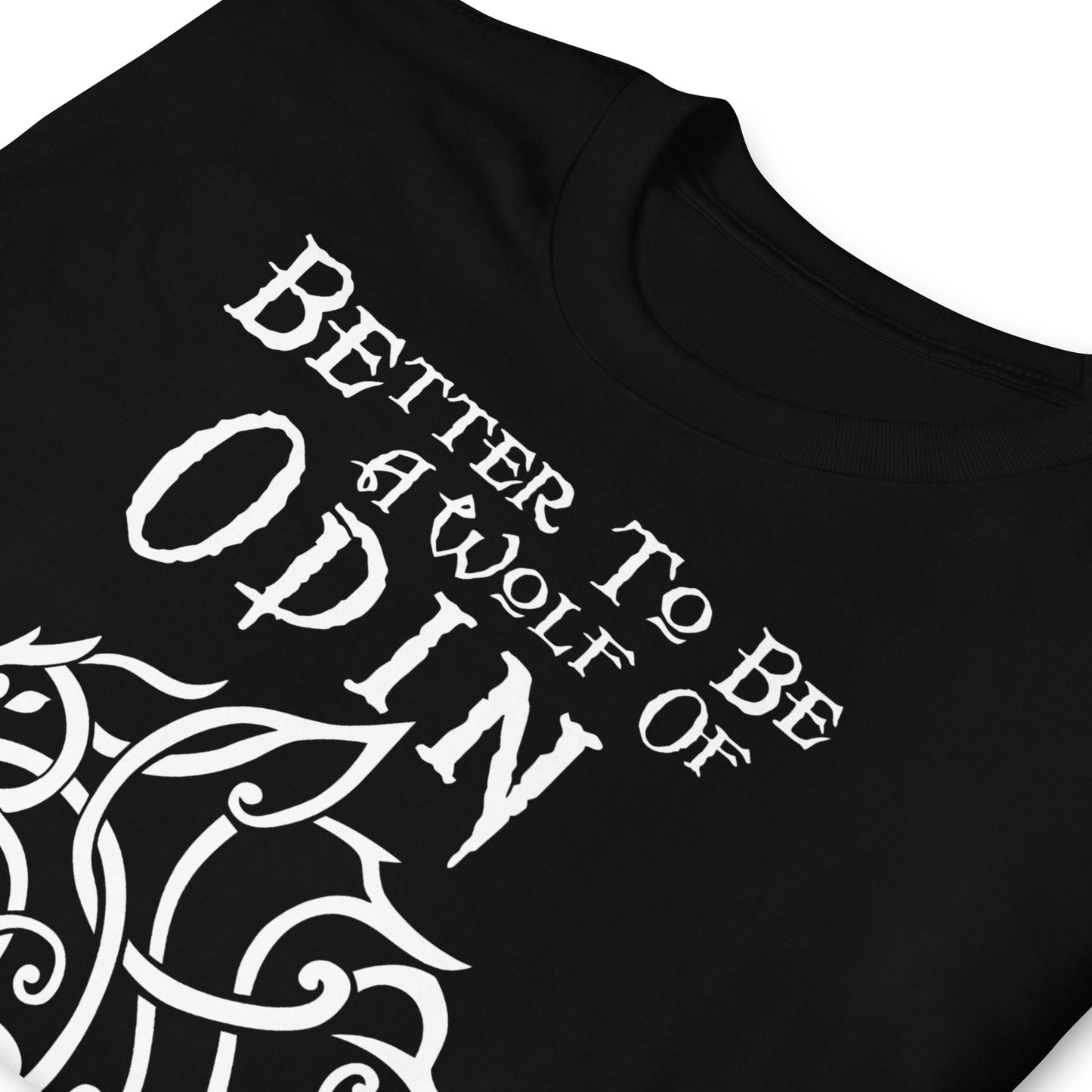 detalle de camiseta lobo de odin vikingo negra