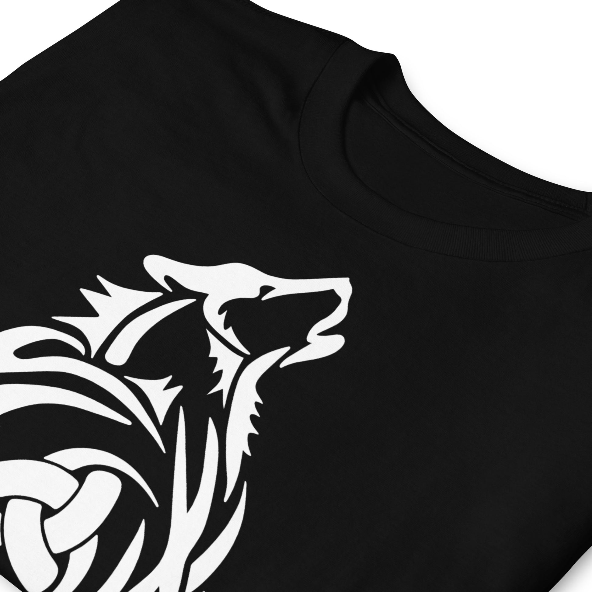 detalle de camiseta lobo vikingo negra