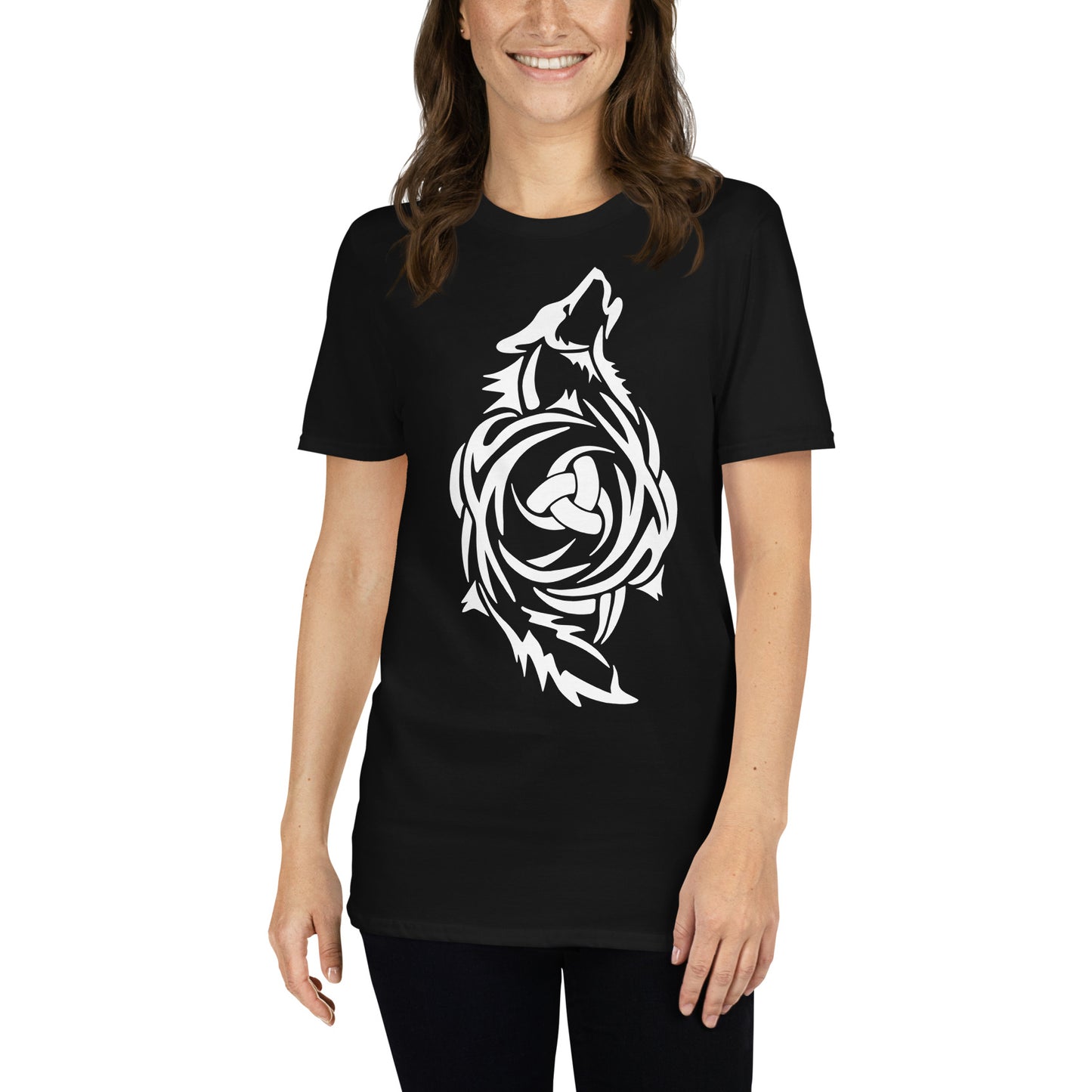 mujer con camiseta lobo vikingo negra