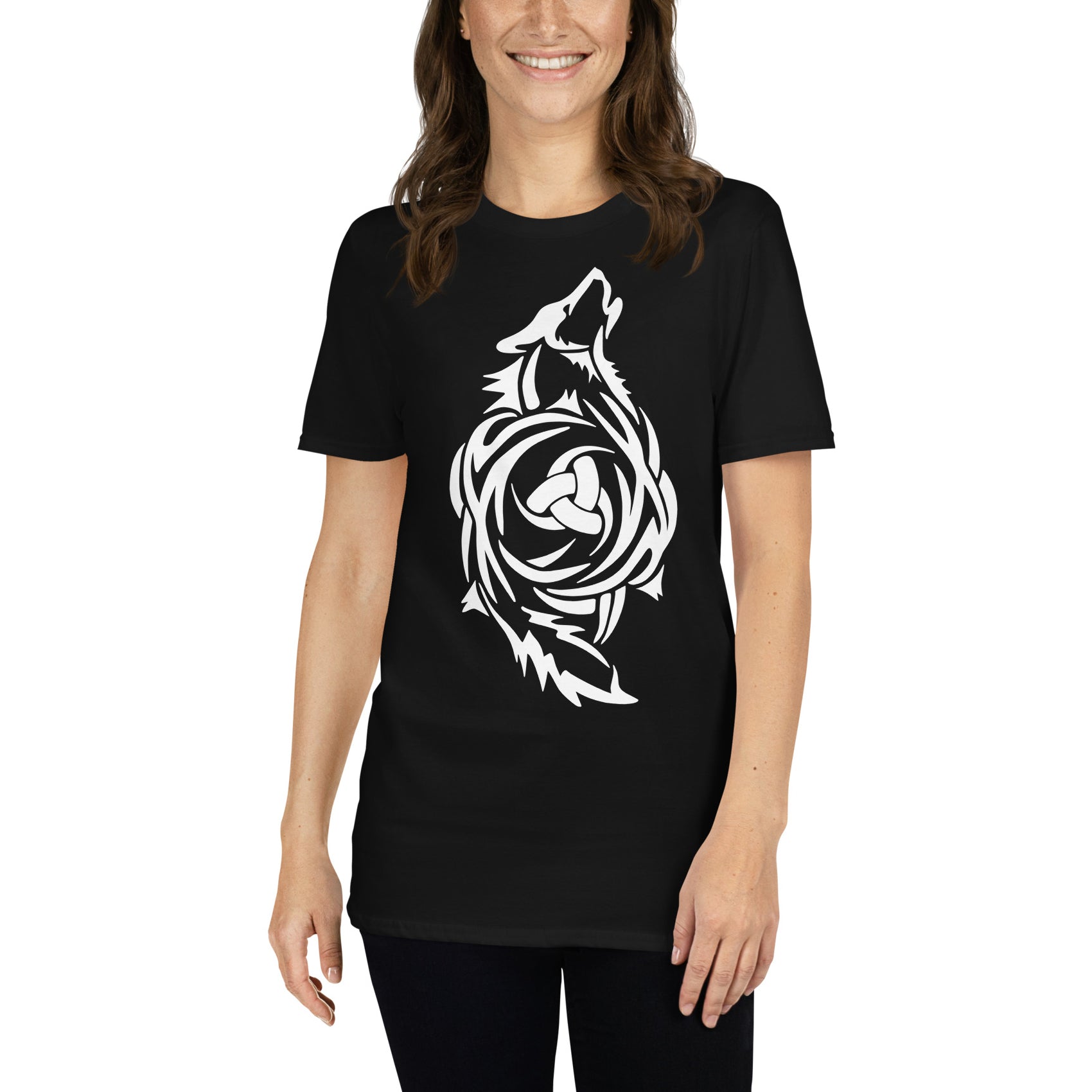 mujer con camiseta lobo vikingo negra