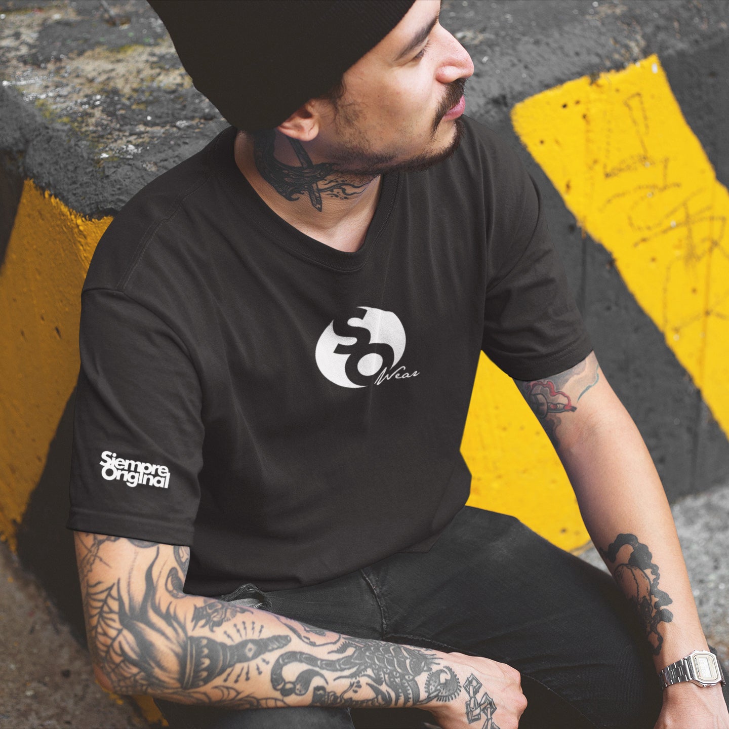 hombre con camiseta logo so wear minimalista siempre original negra