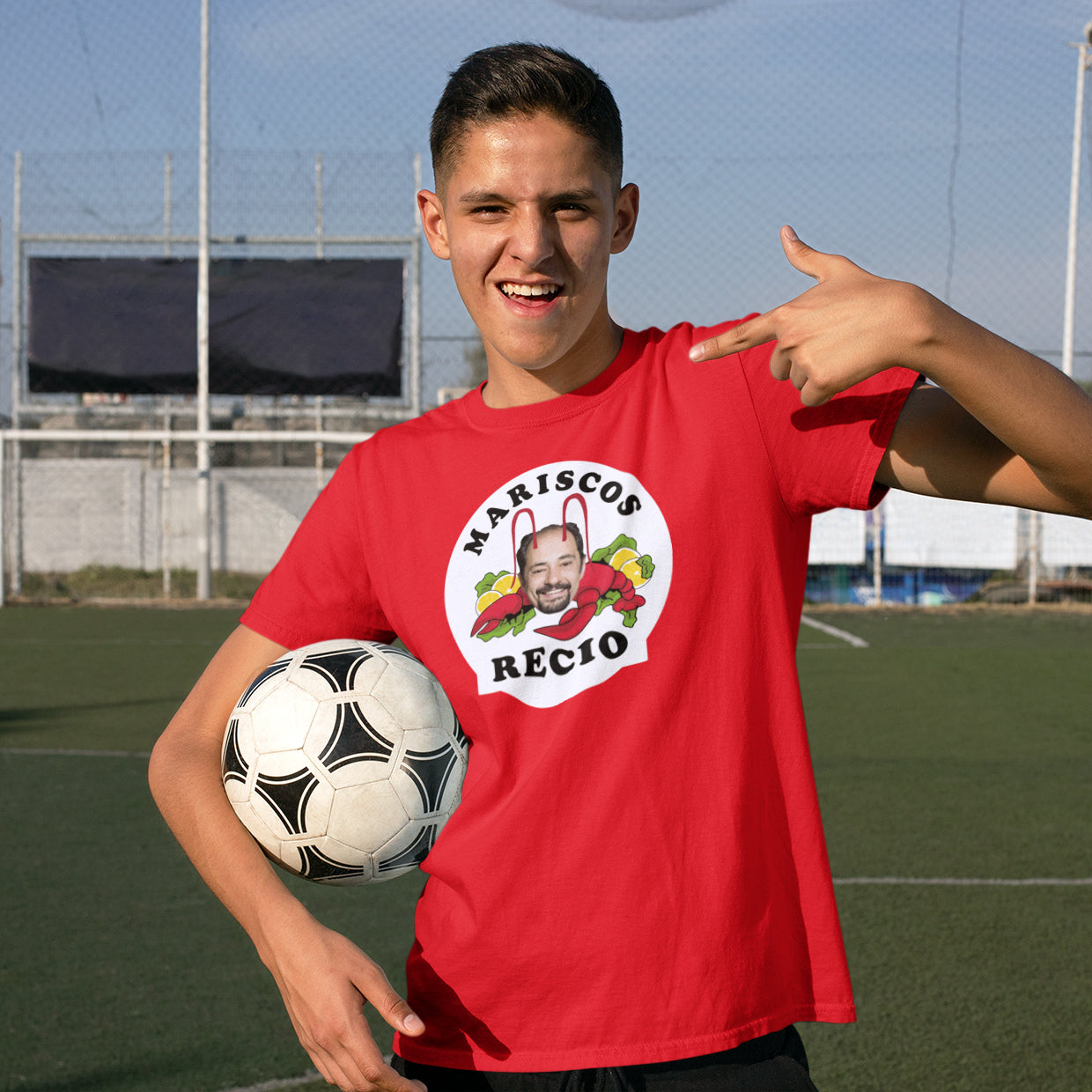 hombre con camiseta los leones de montepinar mariscos recio la que se avecina roja