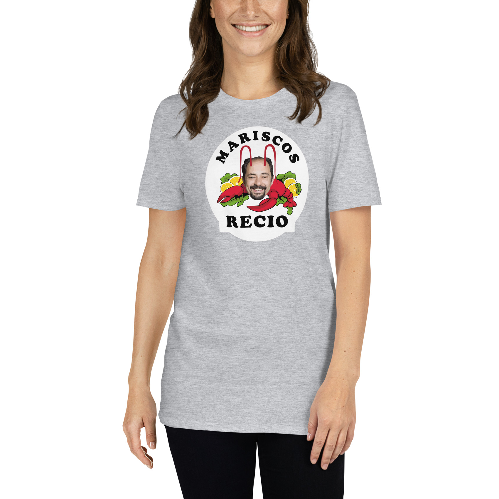 mujer con camiseta los leones de montepinar mente fria mariscos recio la que se avecina gris