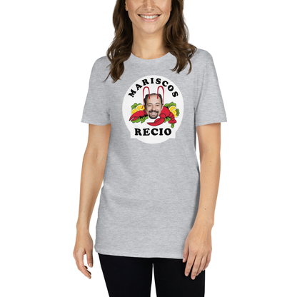 mujer con camiseta los leones de montepinar mente fria mariscos recio la que se avecina gris