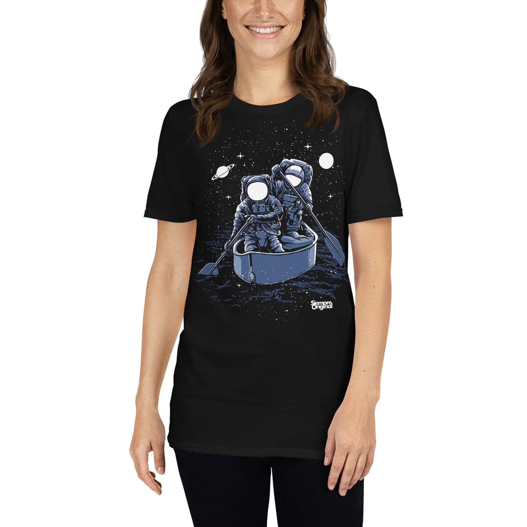 mujer con camiseta lost in the stars astronauta siempre original urban en color negro