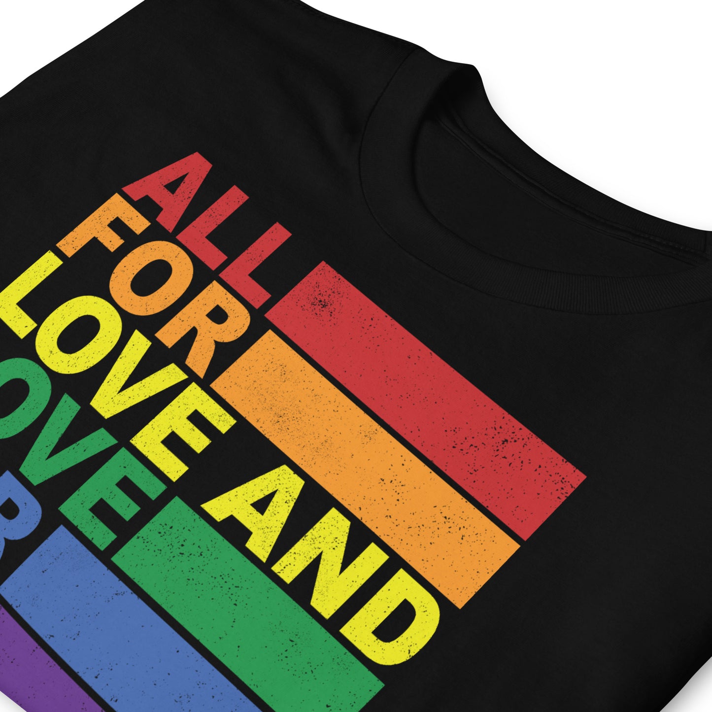detalle de camiseta love for all orgullo gay negra