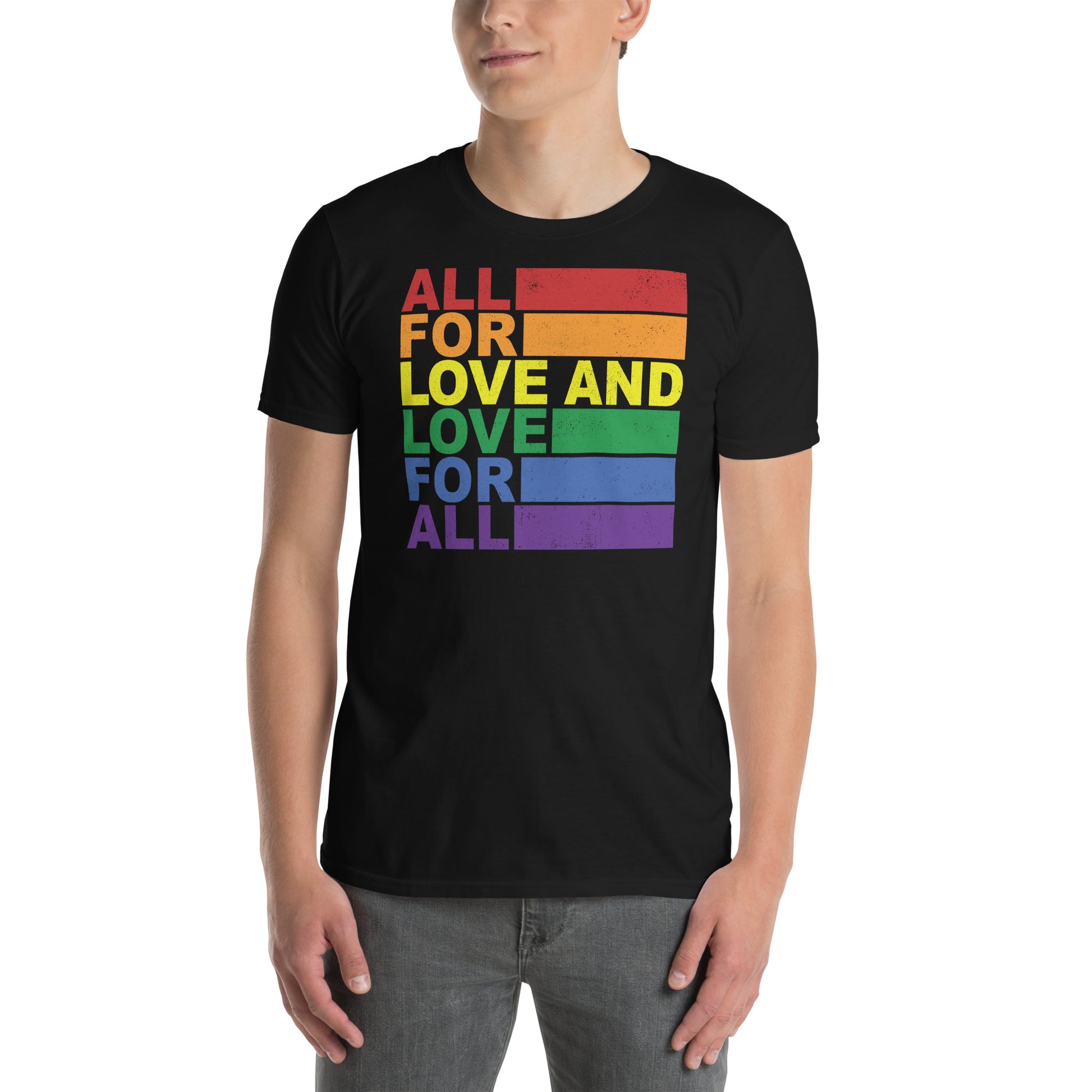 hombre con camiseta love for all orgullo gay negra