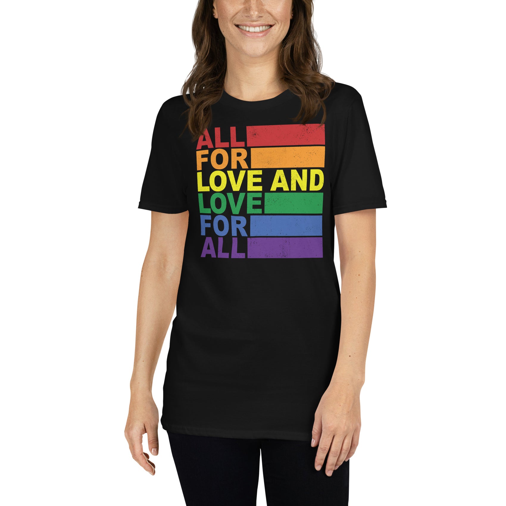 mujer con camiseta love for all orgullo gay negra