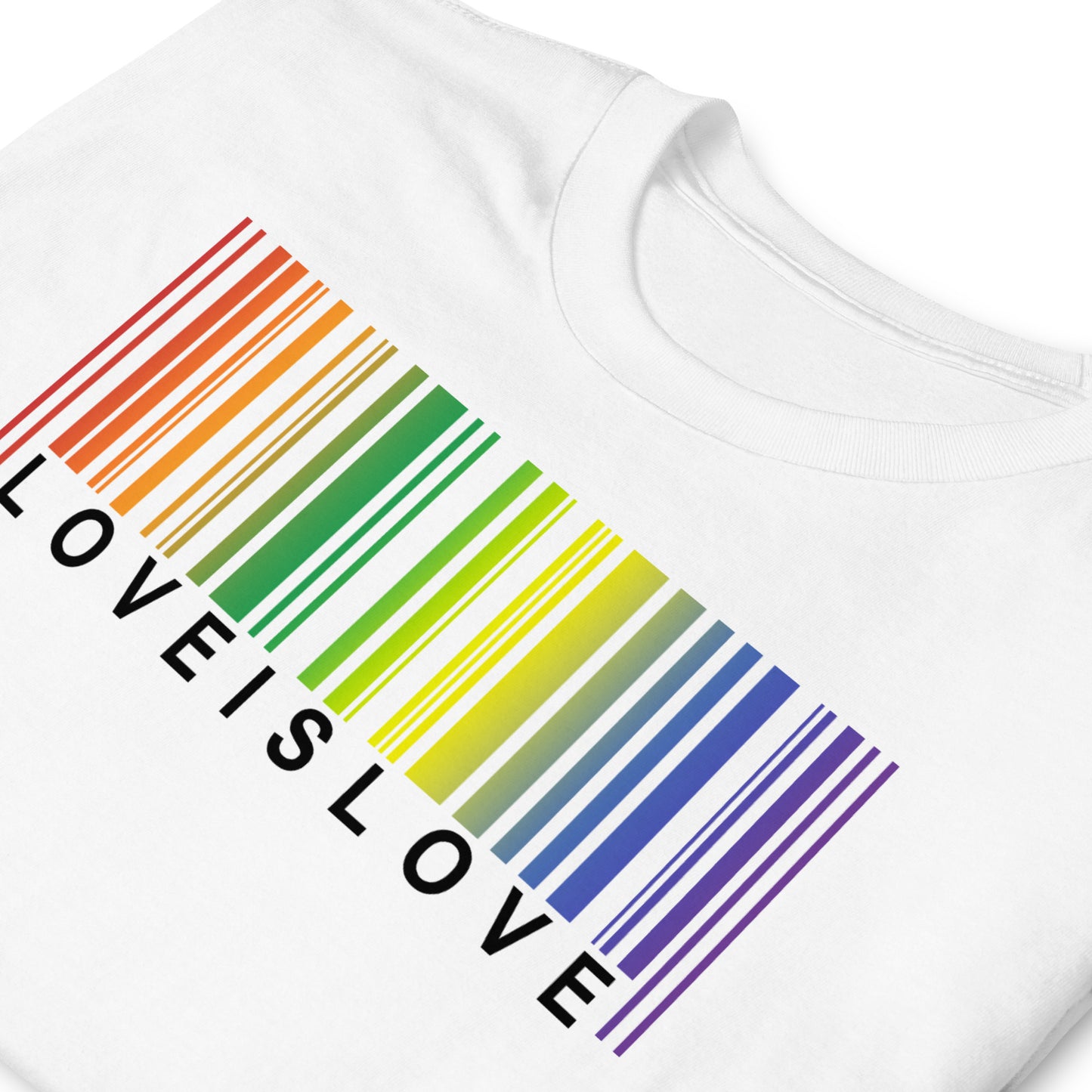 detalle de camiseta love is love arcoiris orgullo gay blanca
