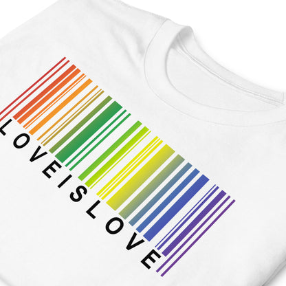 detalle de camiseta love is love arcoiris orgullo gay blanca
