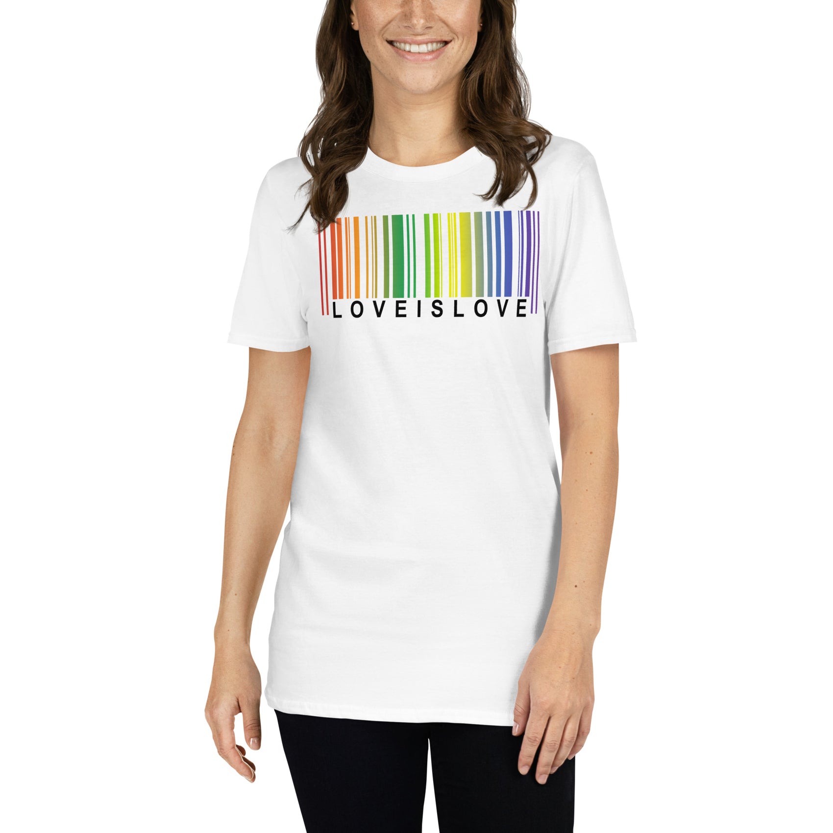 mujer con camiseta love is love arcoiris orgullo gay blanca