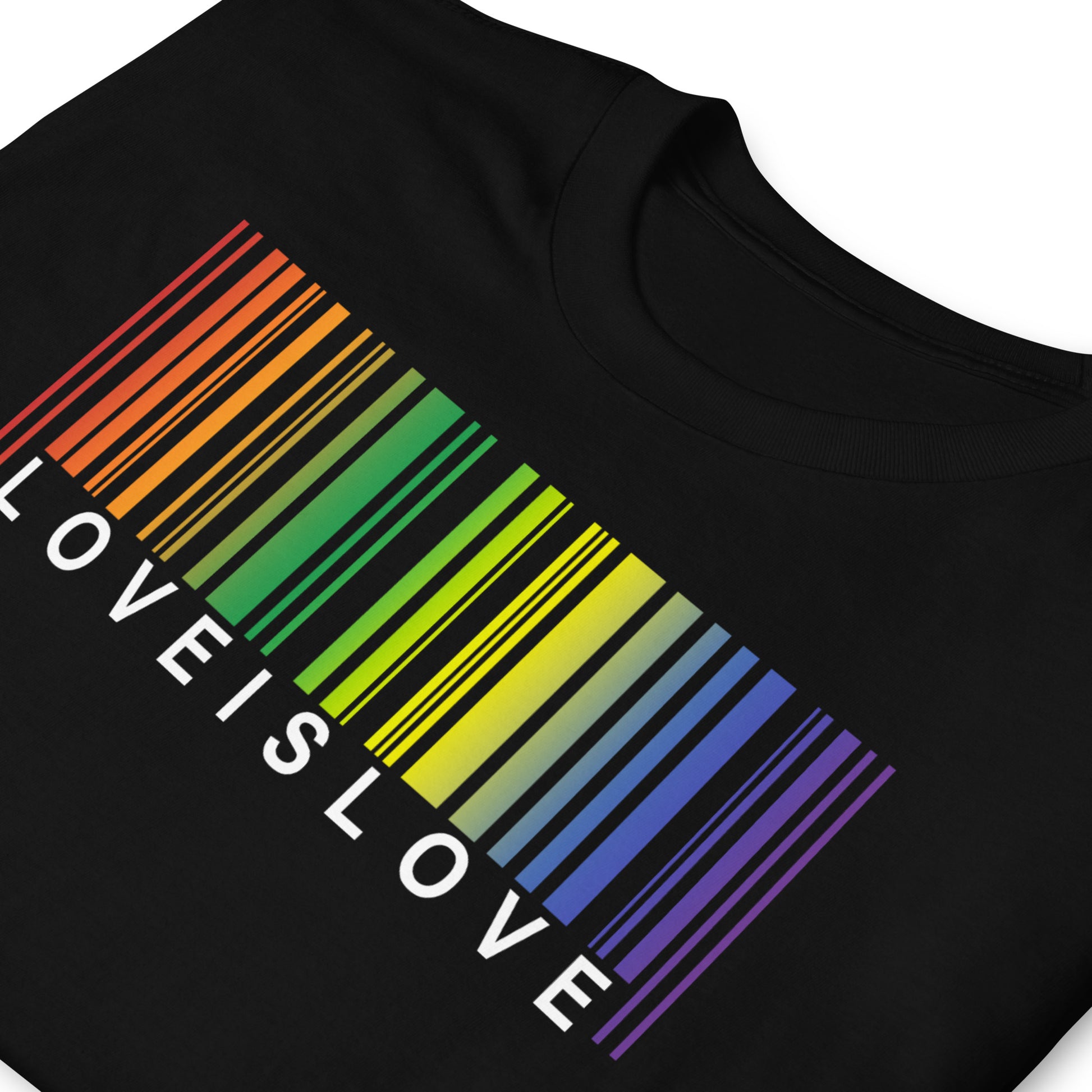 detalle de camiseta love is love codigo barras orgullo gay negra