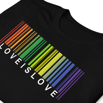 detalle de camiseta love is love codigo barras orgullo gay negra