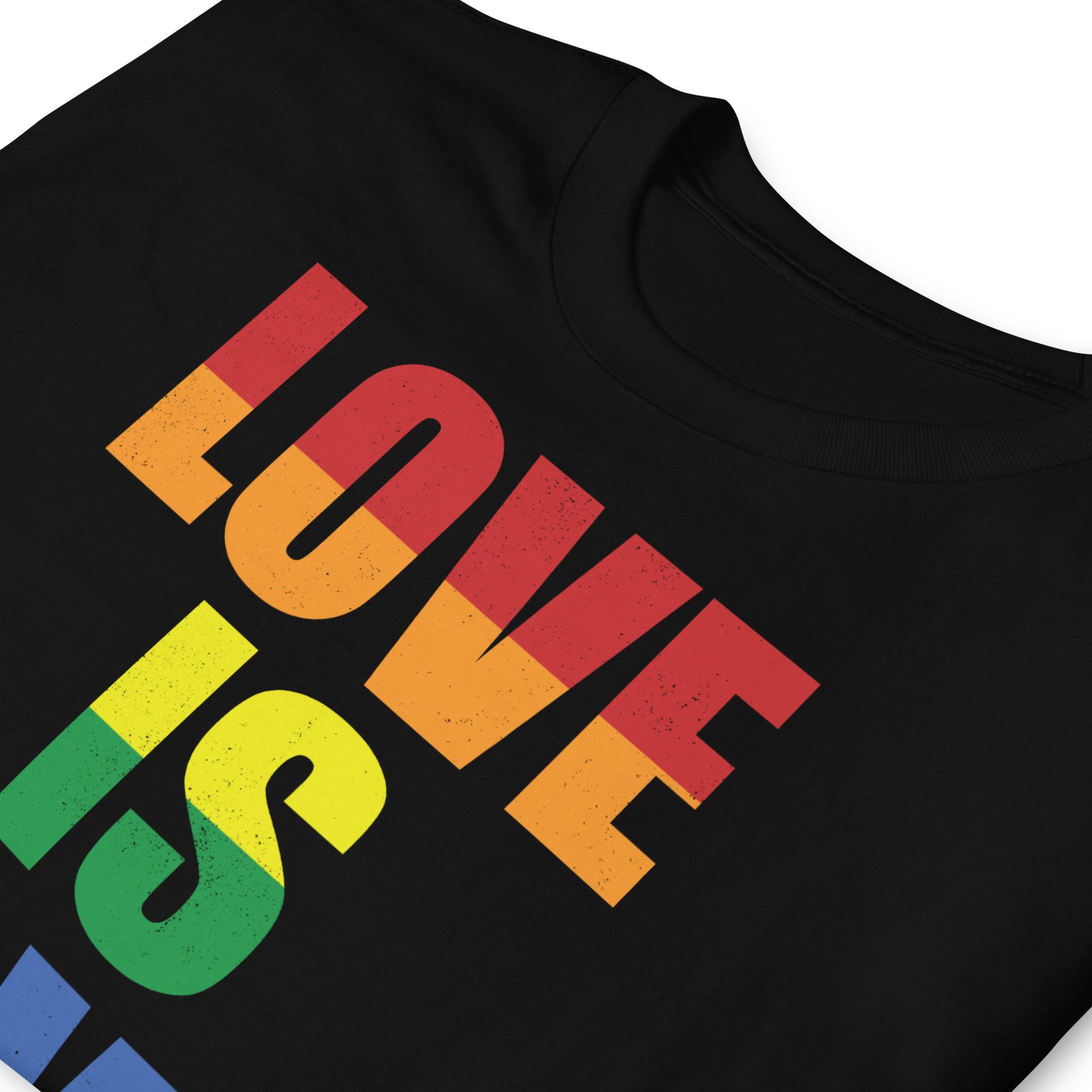 detalle de camiseta love is love orgullo gay negra