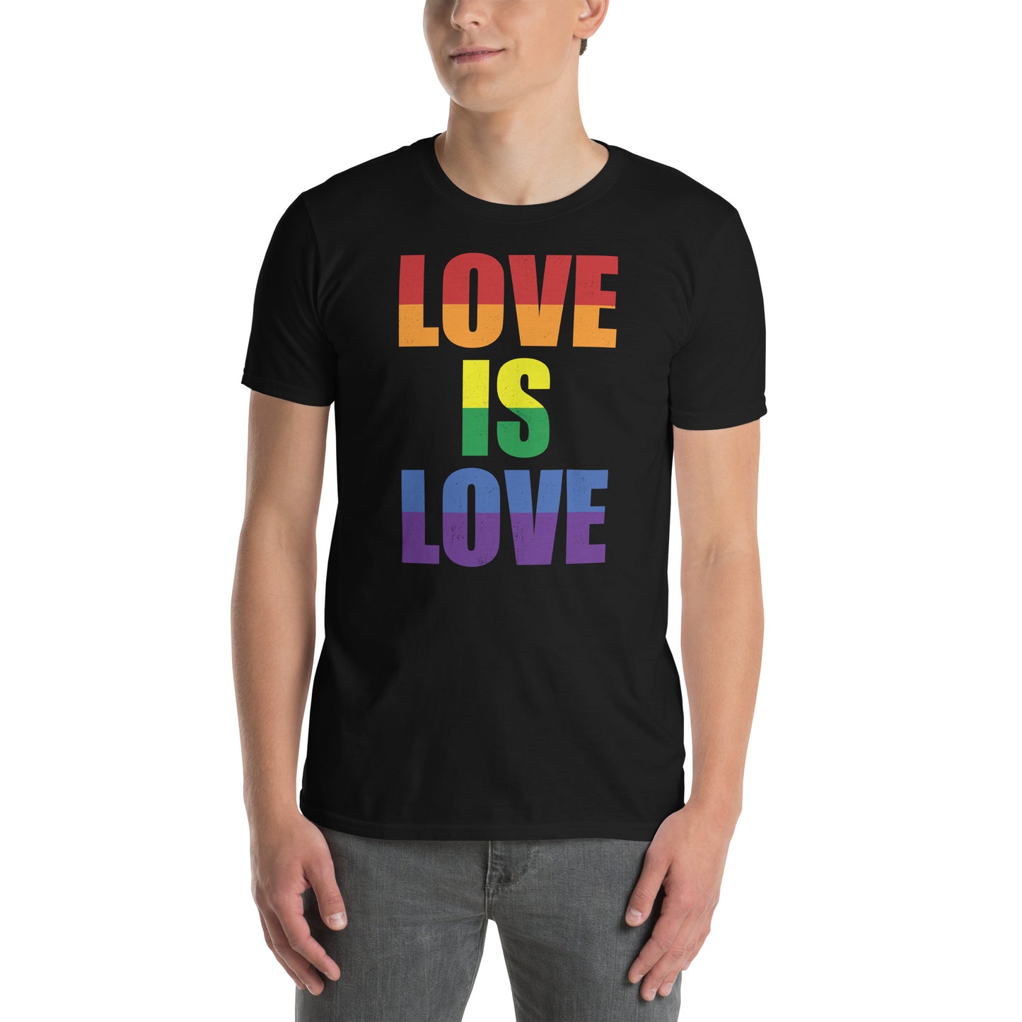 hombre con camiseta love is love orgullo gay negra